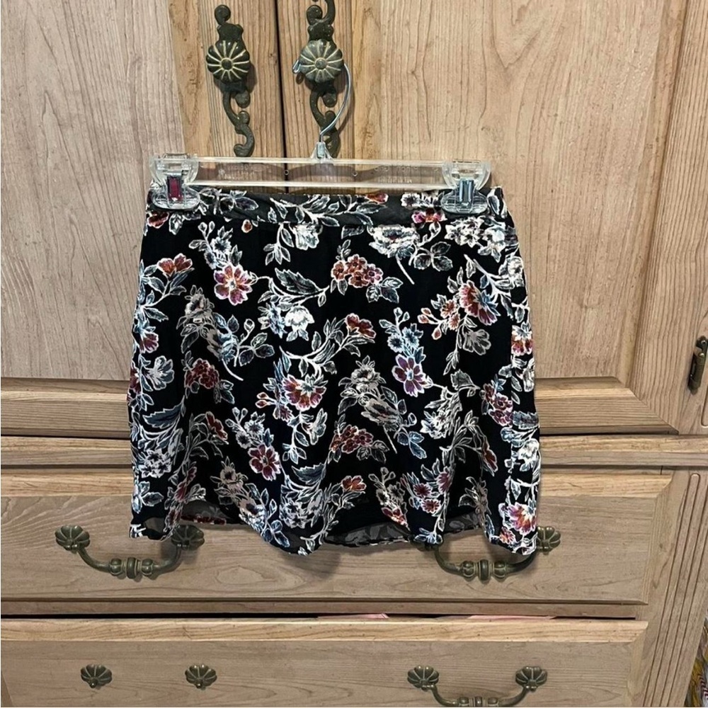 American Eagle Coquette black velvety mini skirt, size XS. Floral design. - Picture 4 of 10